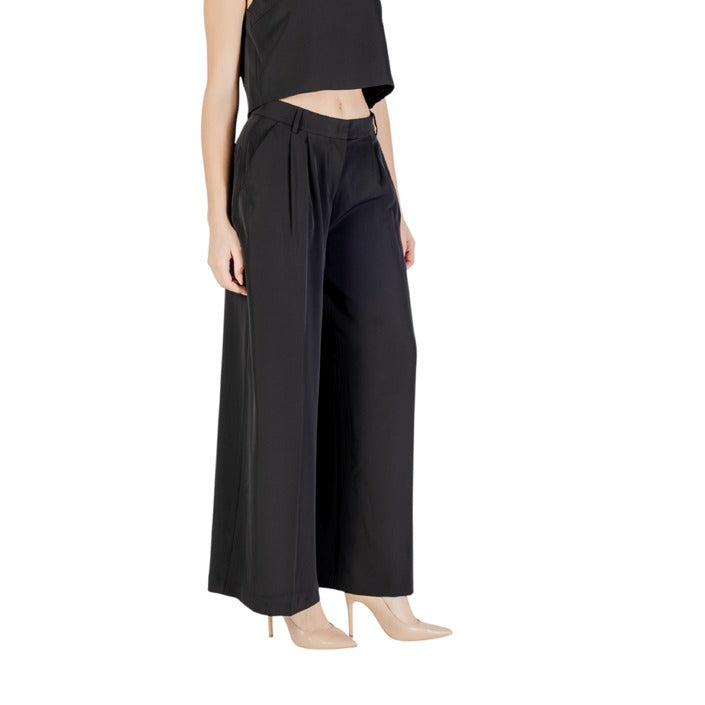 Pantaloni donna neri Only in tessuto elasticizzato, stile minimal e comodo per l’estate.