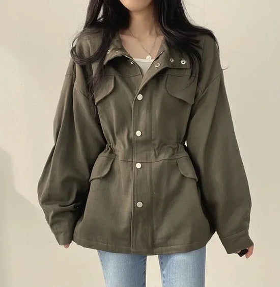 Giacca utility donna retro ‒ jacket con coulisse in vita, tasche, look chic autunno 2025