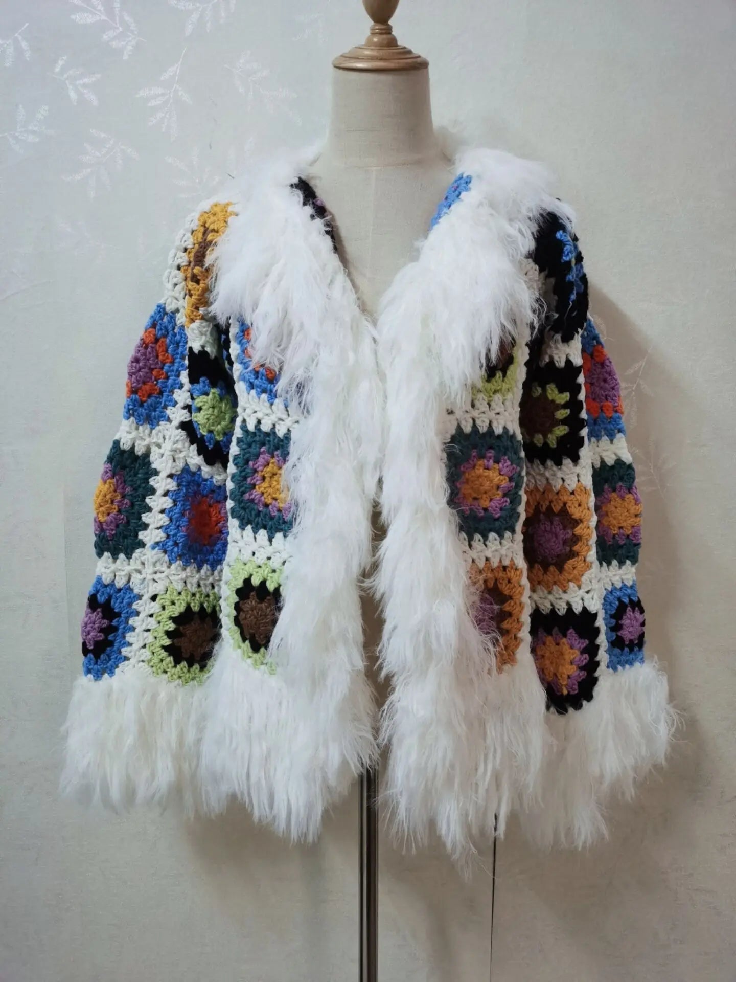 Cardigan lungo boho con frange e patchwork floreale – cardigan crochet con tasselli e texture shaggy dai colori vividi