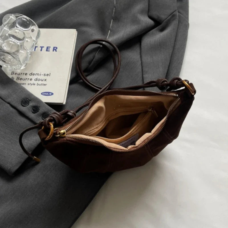 Borsetta baguette crossbody in velluto 2025 – stile western, zip e look raffinato minimal