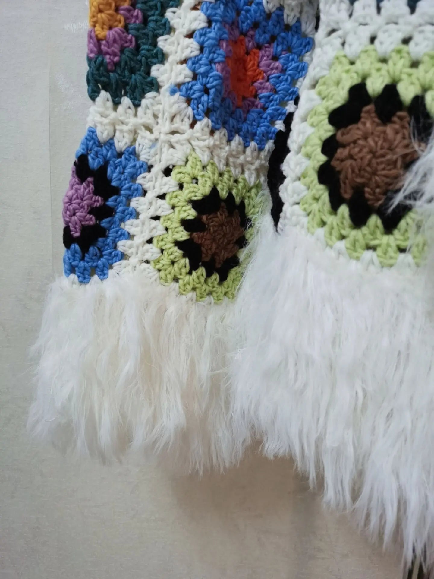 Cardigan lungo boho con frange e patchwork floreale – cardigan crochet con tasselli e texture shaggy dai colori vividi