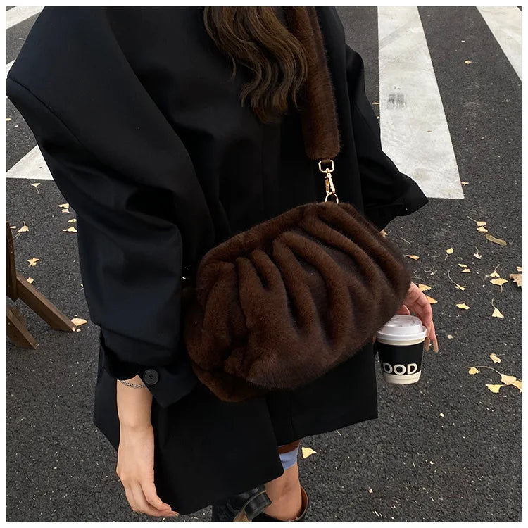 Borsa Crossbody Fluffy Cloud in Ecopelliccia – Clutch Imbottita d’Inverno per Donna, Versatile e Morbida