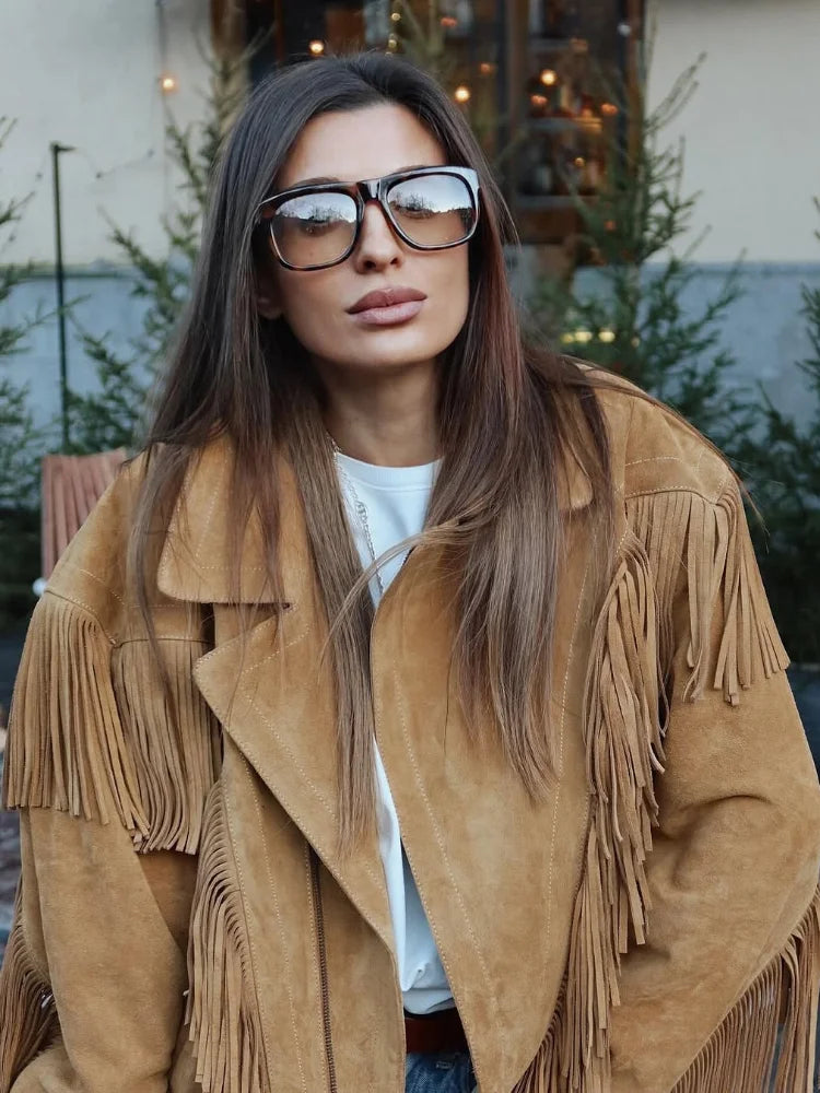 Giacca corta marrone con collo a revers e frange – stile boho retrò 2025