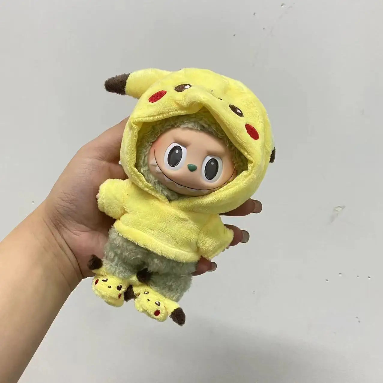Set di abbigliamento per bambola Labubu da 17 cm – Tuta Pikachu con cappuccio e accessori