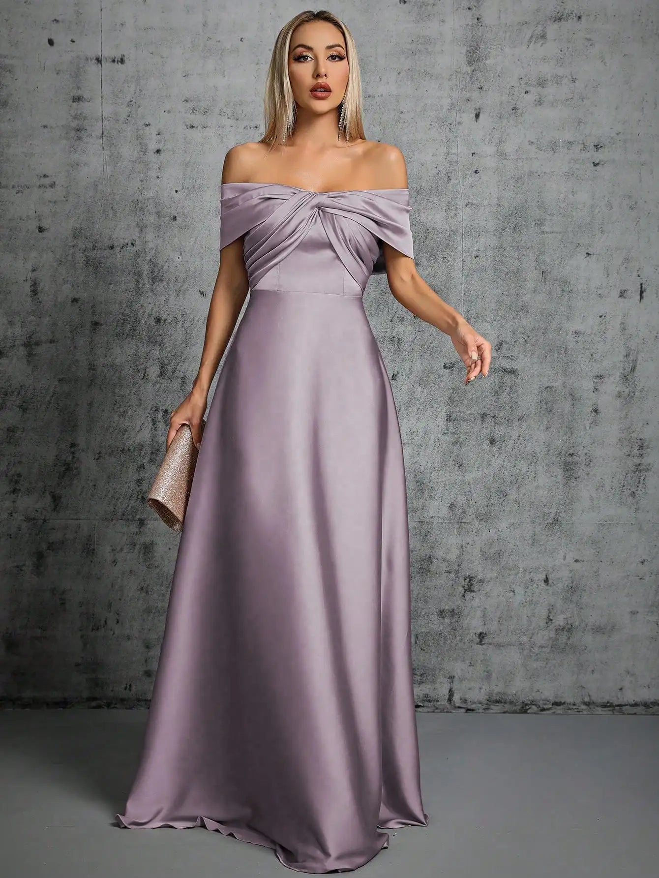 Abito Elegante Lungo in Satin con Plissé – Scollo Irregolare e Look da Cerimonia