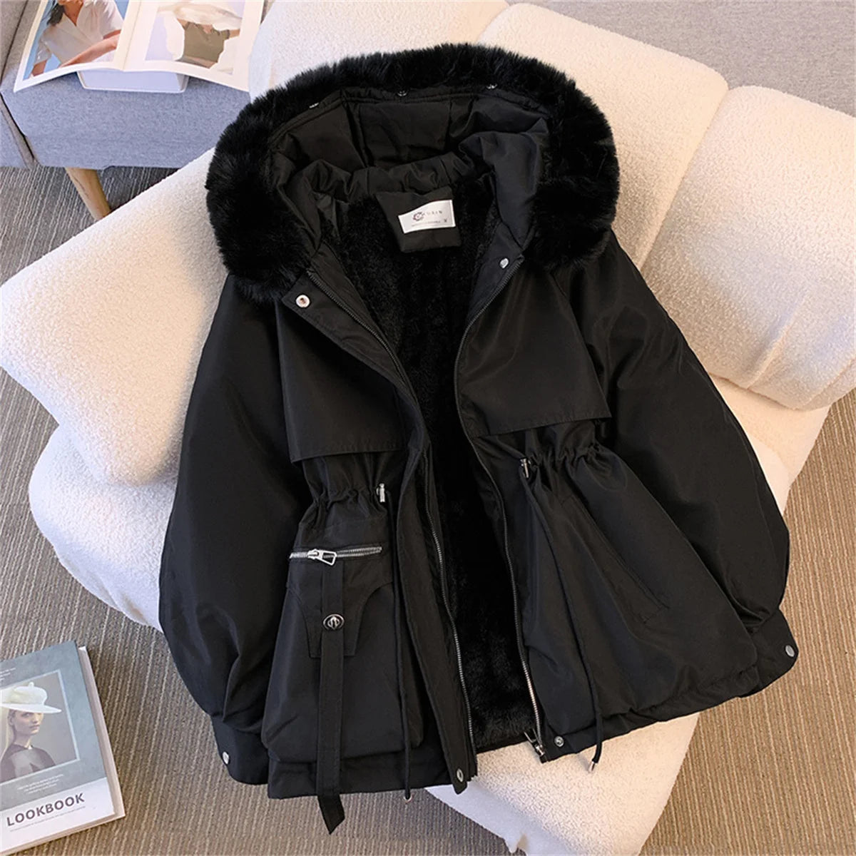 Giacca imbottita donna con cappuccio e coulisse – parka “K-style” autunno/inverno 2025, zip frontale, street casual