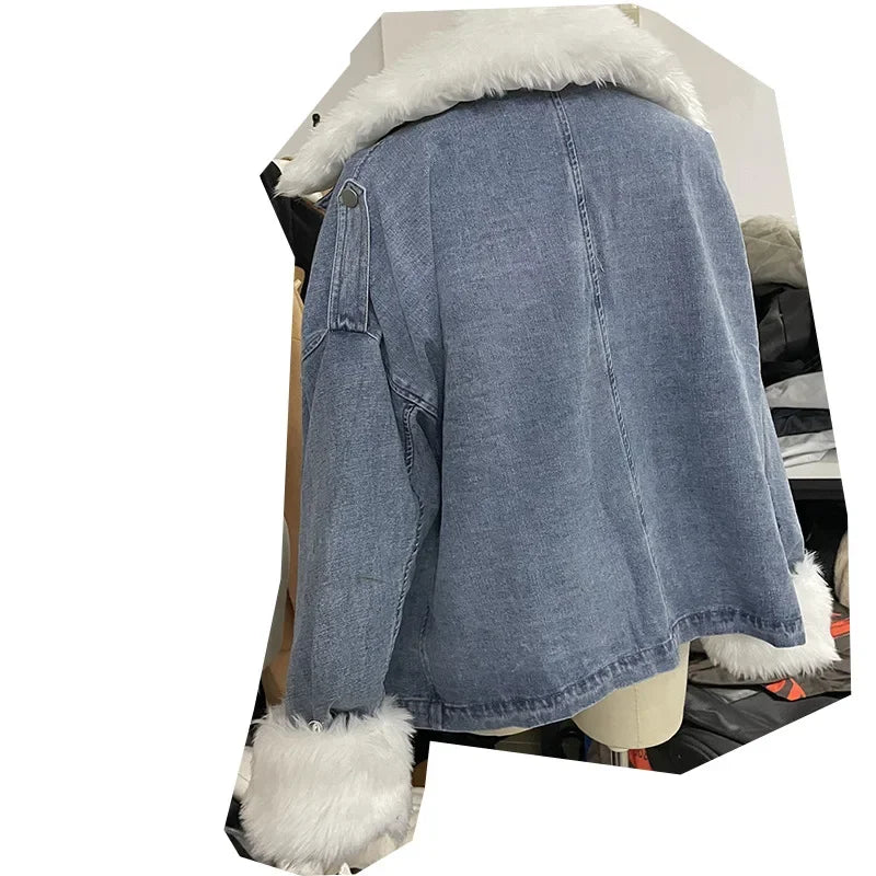 Giacca denim corta con collo in pelliccia sintetica donna – giubbotto fur collar trendy 2025