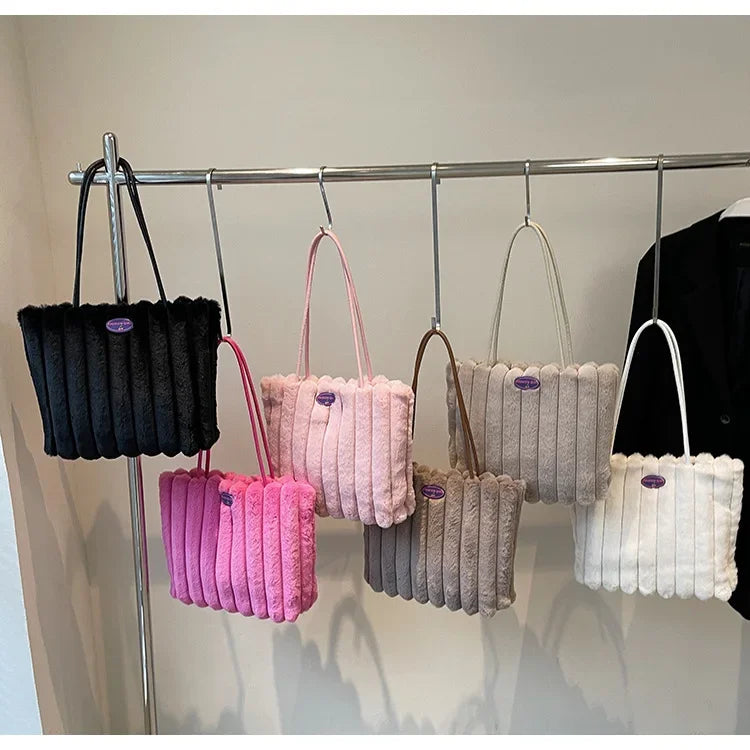 Tote bag a righe in peluche – borsa capiente e soffice per inverno 2025