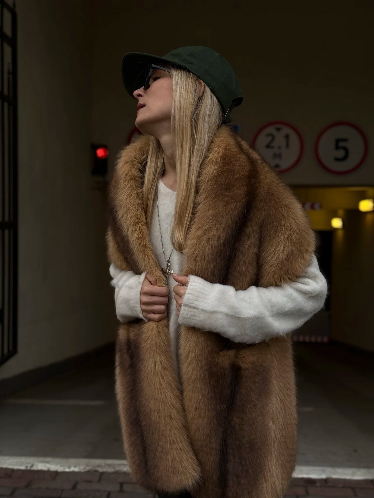 Sciarpa donna in pelliccia sintetica con tasche marrone