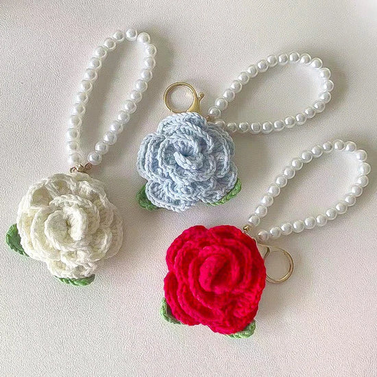Portachiavi rosa all’uncinetto handmade – con perle e foglia crochet, charm elegante per borse e chiavi