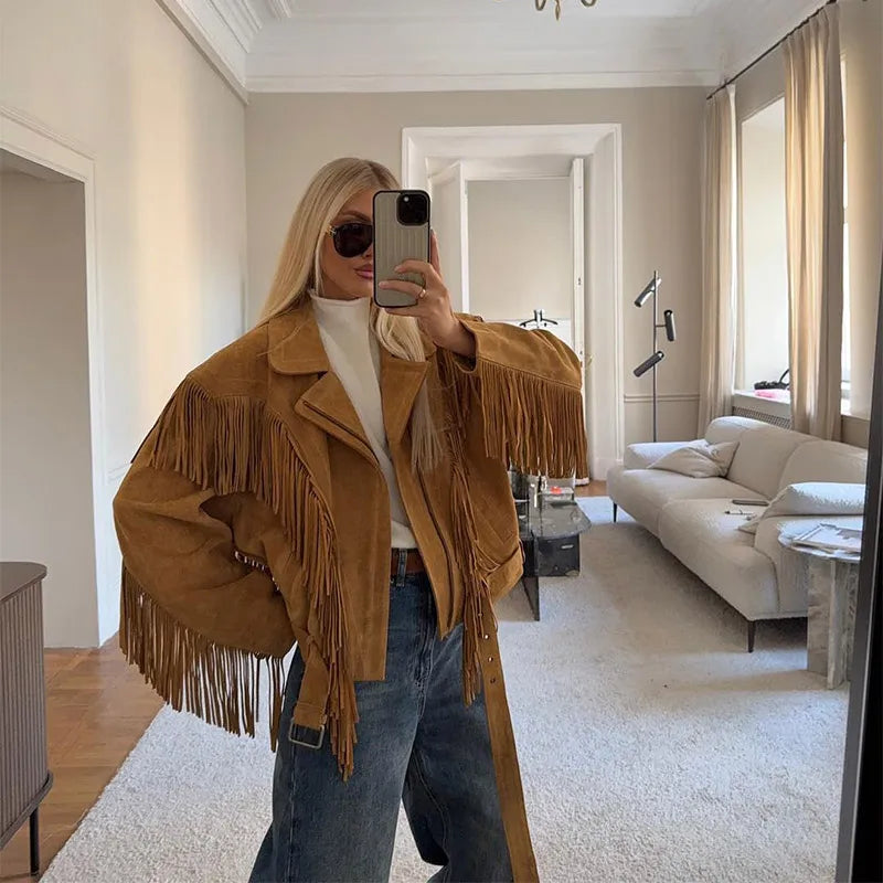 Giacca corta marrone con collo a revers e frange – stile boho retrò 2025