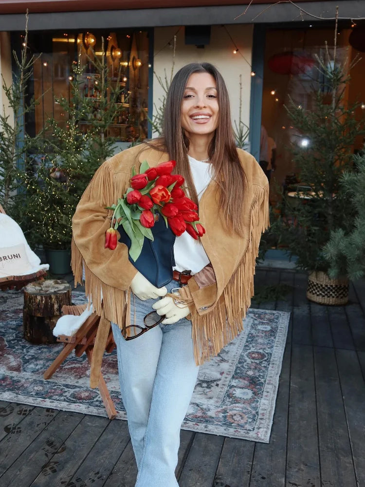 Giacca corta marrone con collo a revers e frange – stile boho retrò 2025