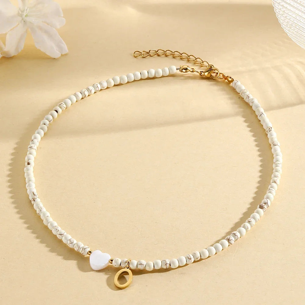 Choker boho con perline, cuore in conchiglia e iniziale in acciaio – collana personalizzata stile 2025