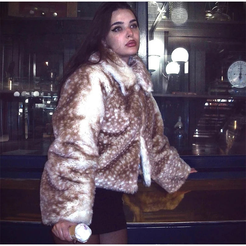 Giacca corta in pelliccia sintetica con stampa leopardata e colletto a revers – giacca donna chic per l'inverno 2025