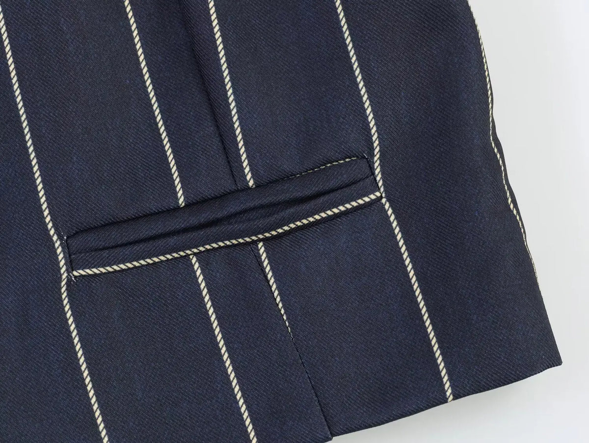 Completo donna a righe con giacca corta e pantaloni dritti