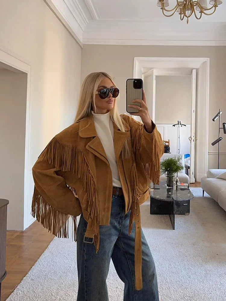 Giacca corta marrone con collo a revers e frange – stile boho retrò 2025