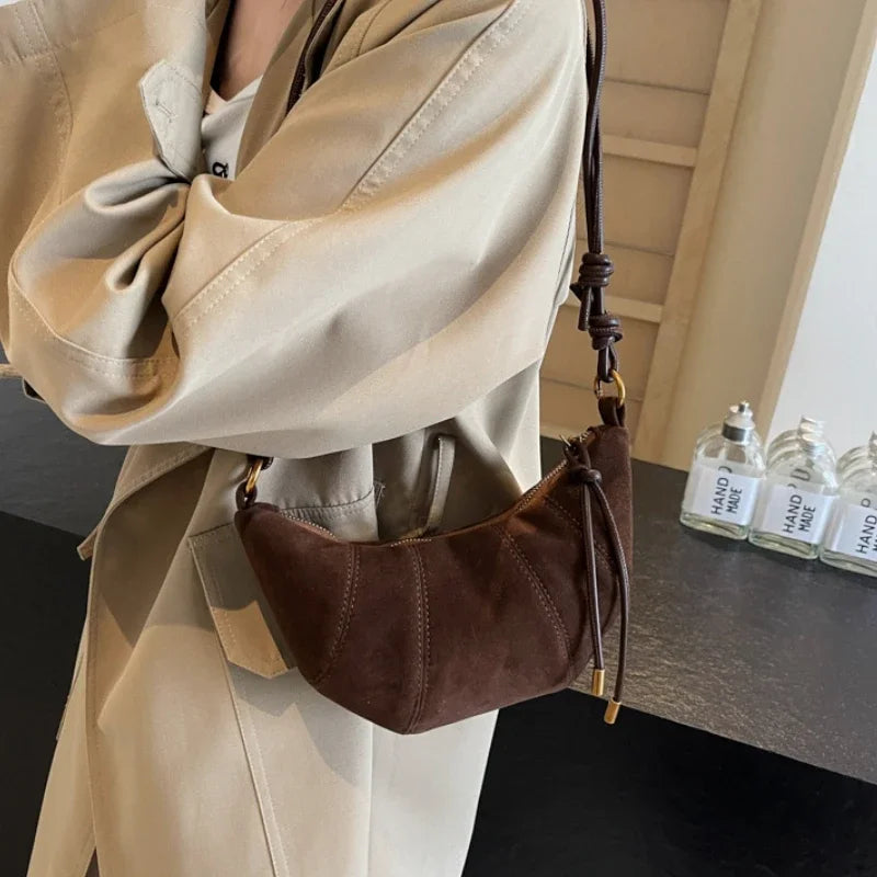 Borsetta baguette crossbody in velluto 2025 – stile western, zip e look raffinato minimal