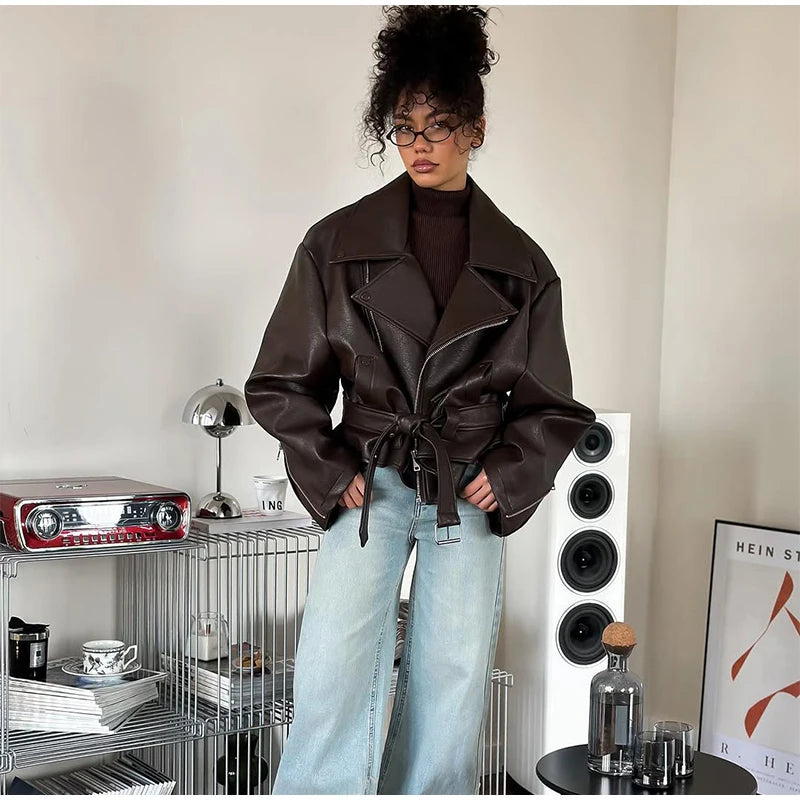 Giacca bomber donna marrone vintage con collo a rever, cintura e zip ‒ outerwear street chic autunno/inverno 2025