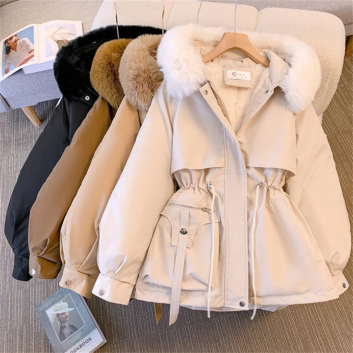 Giacca imbottita donna con cappuccio e coulisse – parka “K-style” autunno/inverno 2025, zip frontale, street casual