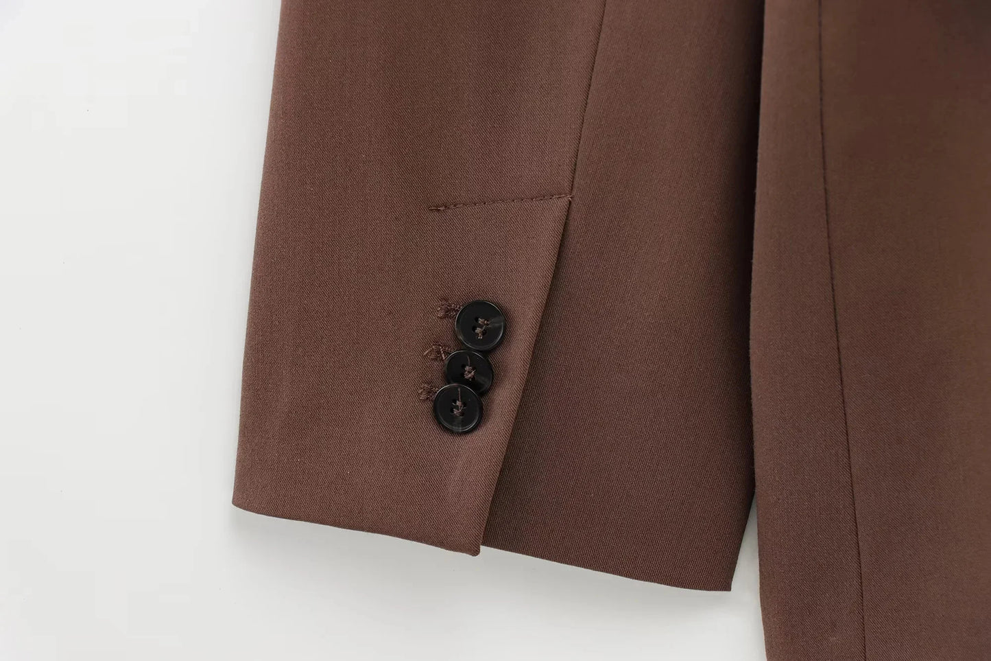 Completo donna ufficio 2025 ‒ blazer “shrug” + pantaloni lunghi dritti, stile elegante casual con cintura, perfetto