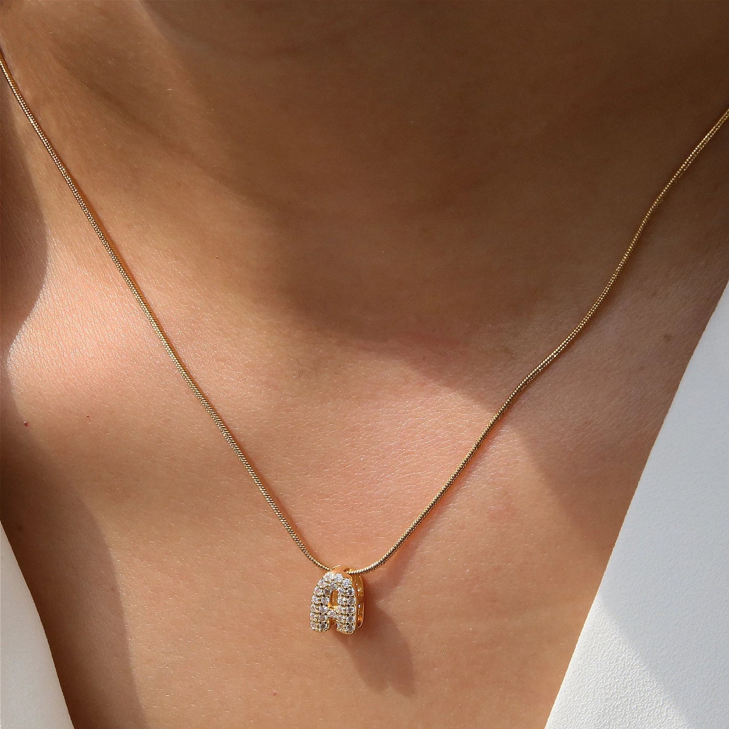 Collana iniziale personalizzabile A–Z con pavé di zirconi – acciaio, elegante