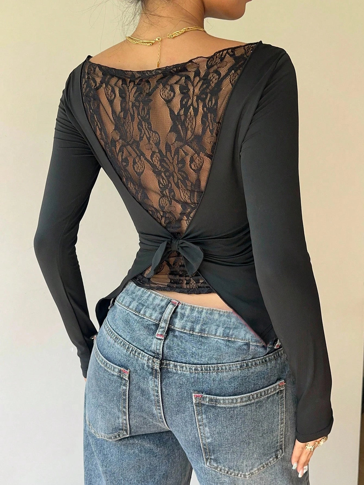 Maglia donna con pizzo e fiocco a maniche lunghe