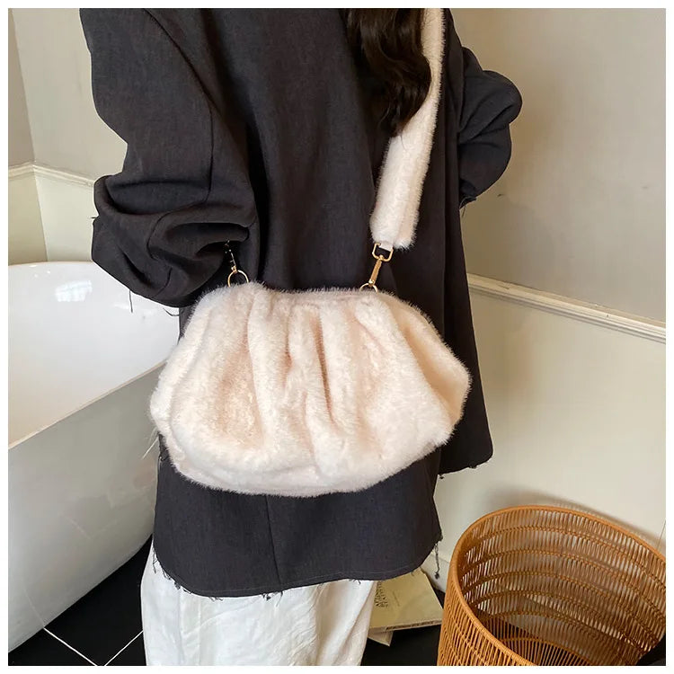 Borsa Crossbody Fluffy Cloud in Ecopelliccia – Clutch Imbottita d’Inverno per Donna, Versatile e Morbida