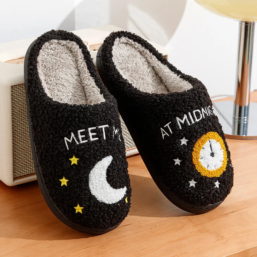 Ciabatte donna “midnight” con luna e orologio – pelose, antiscivolo e chic per casa 2025
