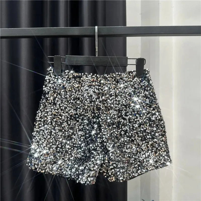 Shorts da donna “Spice Girls” con strass, zip frontale e dettagli suède – look glam estivo 2025
