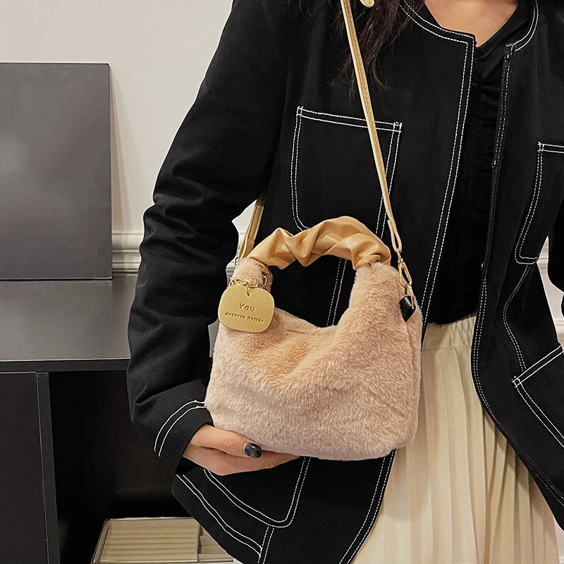 Borsa a mezzaluna in ecopelliccia donna – Hobo half-moon con manico arricciato e tracolla crossbody