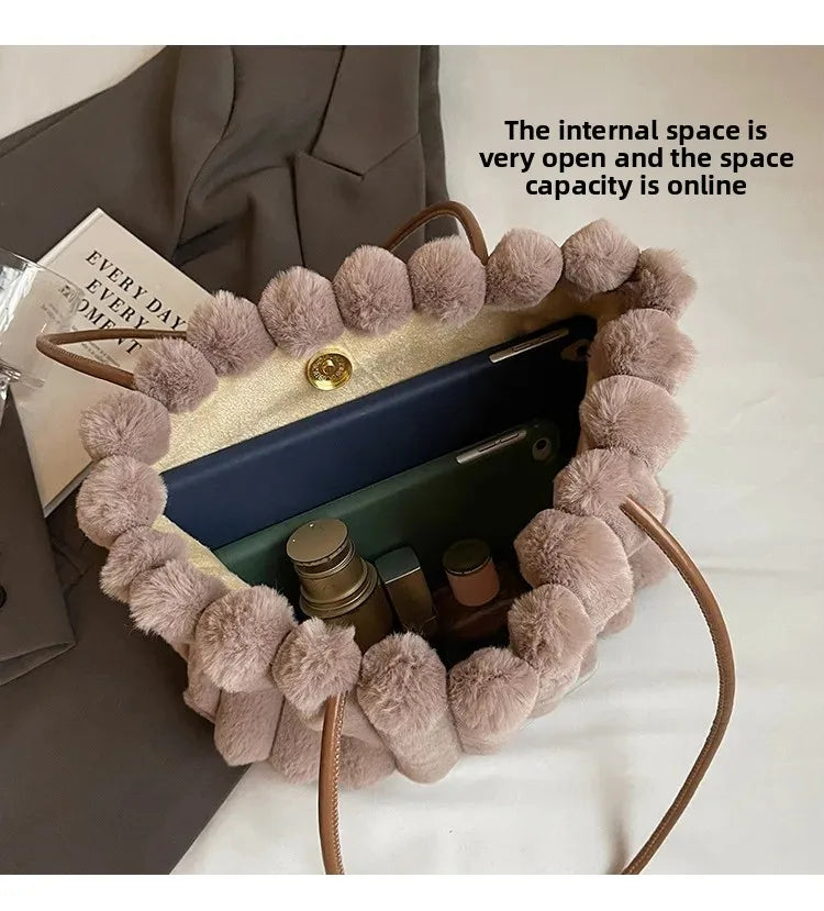 Tote bag a righe in peluche – borsa capiente e soffice per inverno 2025