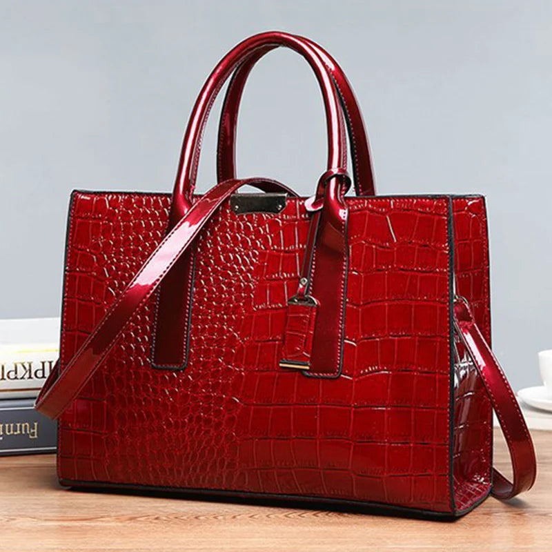 Borsa donna effetto coccodrillo con zip e tracolla - foto 2 della galleria