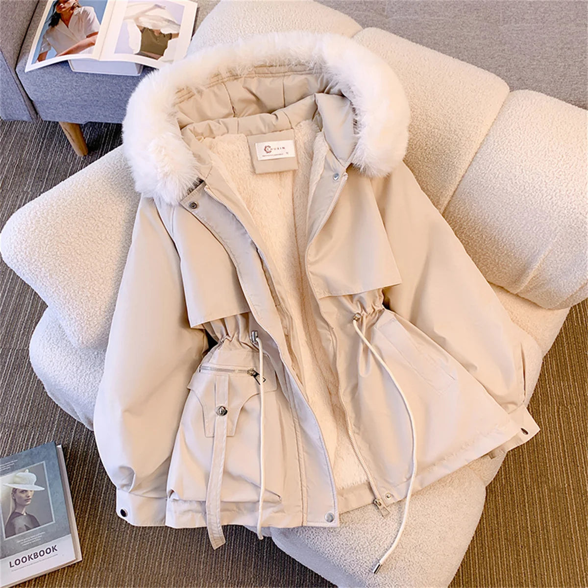 Giacca imbottita donna con cappuccio e coulisse – parka “K-style” autunno/inverno 2025, zip frontale, street casual