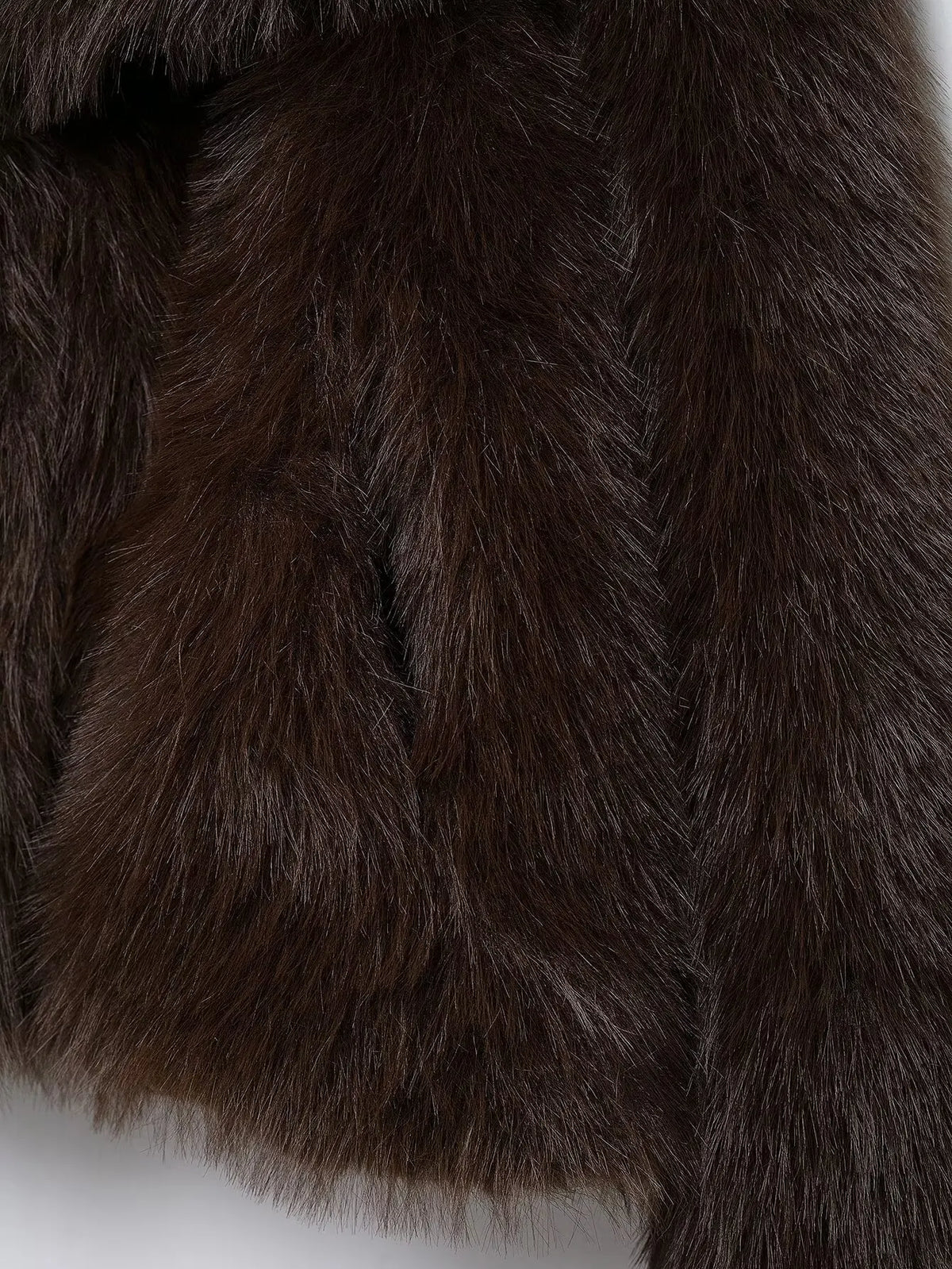 Pelliccia corta donna con bottoni nascosti e collo a rever