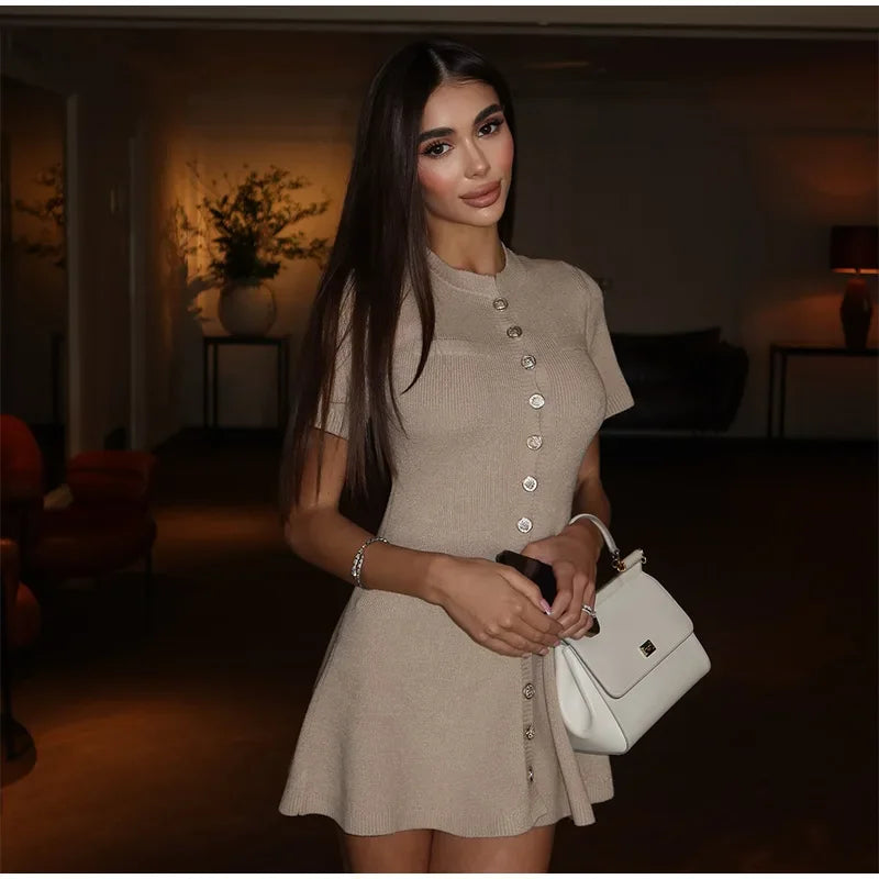 Abito mini plissettato con scollo scarf e spalle scoperte – Vestido estivo donna 2025