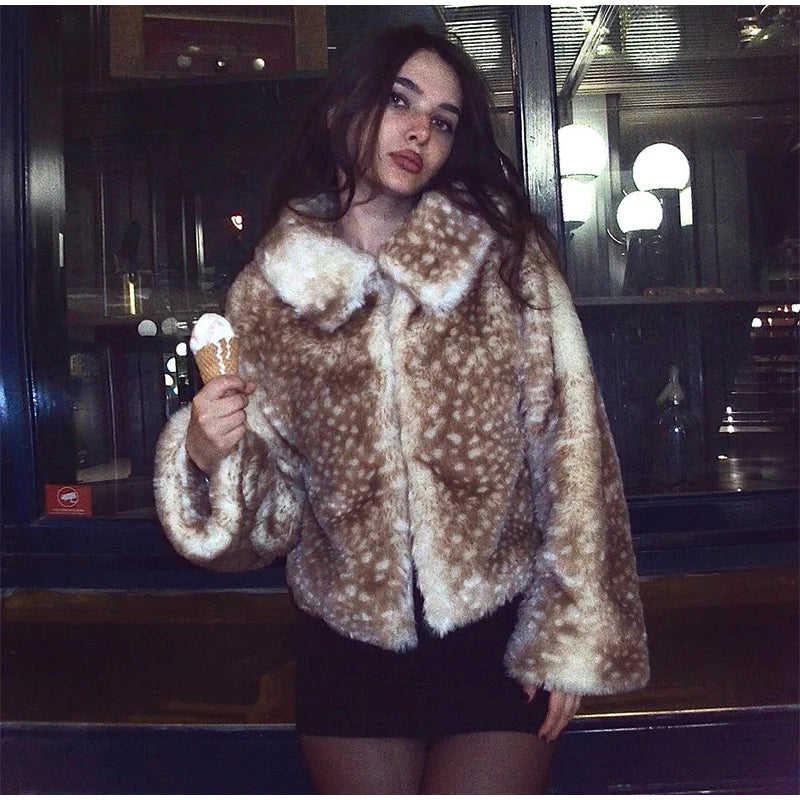 Giacca corta in pelliccia sintetica con stampa leopardata e colletto a revers – giacca donna chic per l'inverno 2025
