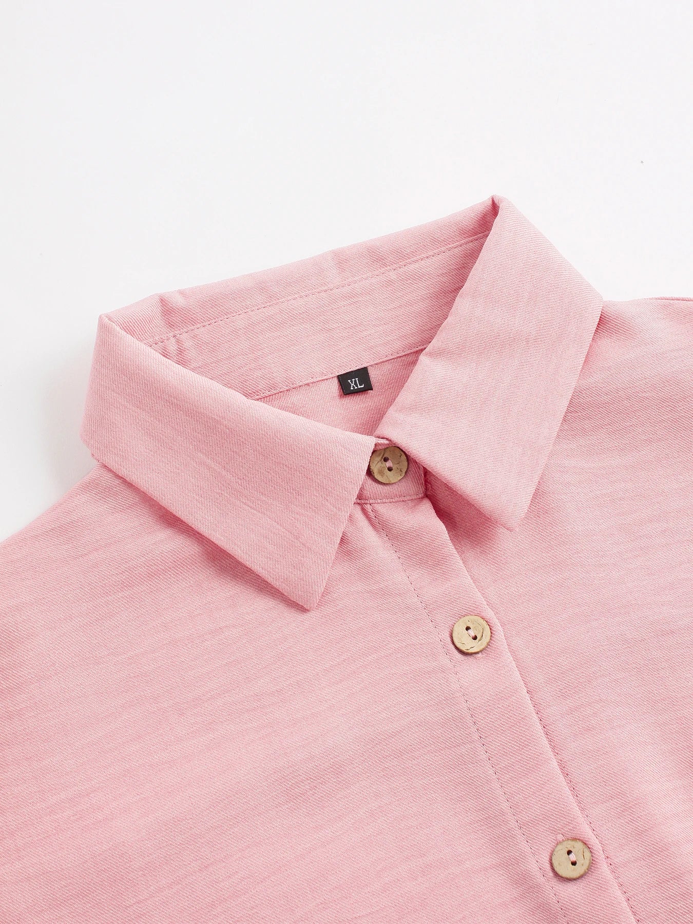 Set donna primavera–estate 2025 – camicia con bottoni e pantaloni wide-leg a vita alta