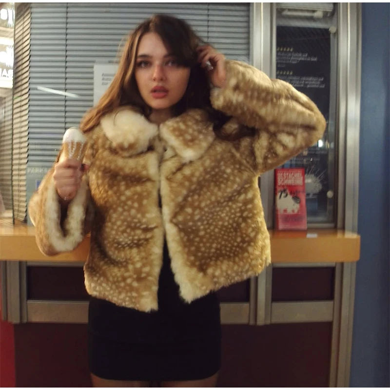 Giacca corta in pelliccia sintetica con stampa leopardata e colletto a revers – giacca donna chic per l'inverno 2025