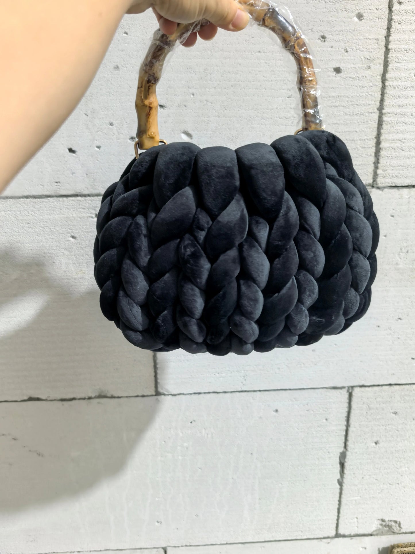 Borsa lavorata a mano in lana islandese super-spessa Yingzi – hand-knitted Icelandic wool bag trendy & artigianale