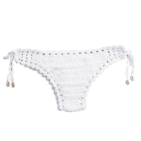 Bikini all’uncinetto micro brasiliano 2025, top triangolo con laccetti e slip con conchiglie laterali, disponibile in 8 colori vivaci, elegante e femminile.