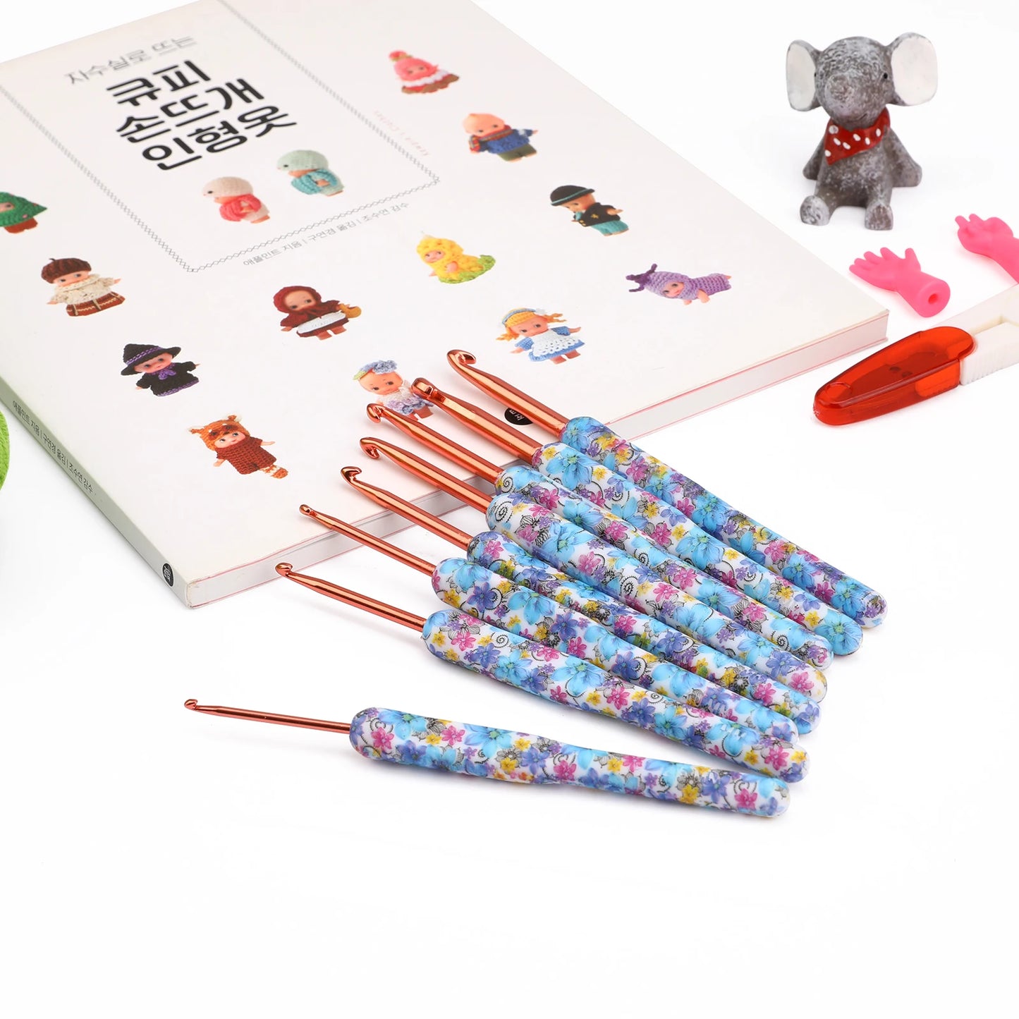 Set Uncinetti e Ferri da Maglia con Manico in Ceramica – Strumenti DIY per Cucito e Intreccio