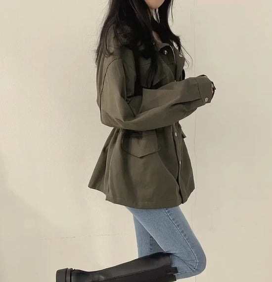 Giacca utility donna retro ‒ jacket con coulisse in vita, tasche, look chic autunno 2025