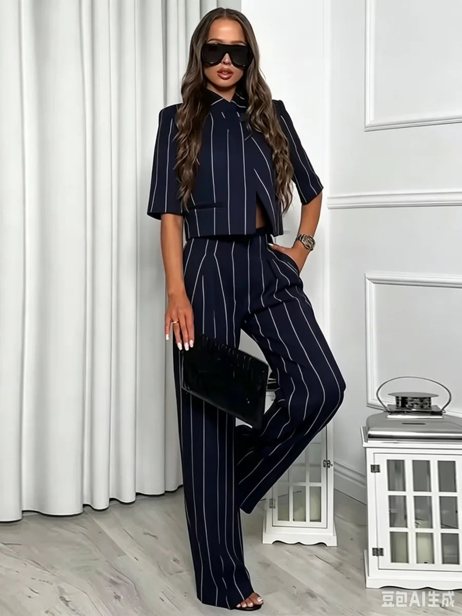 Completo donna a righe con giacca corta e pantaloni dritti