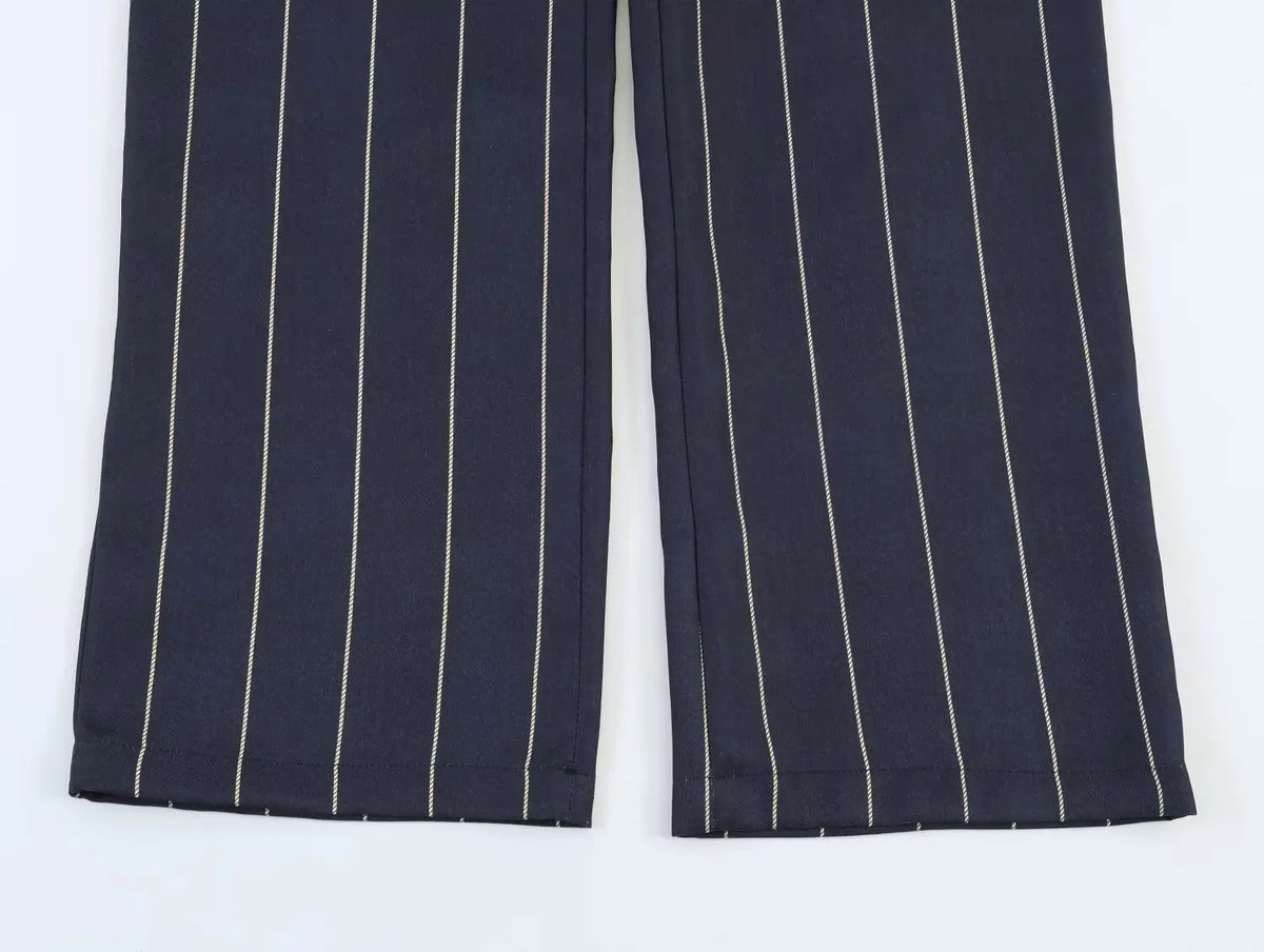 Completo donna a righe con giacca corta e pantaloni dritti
