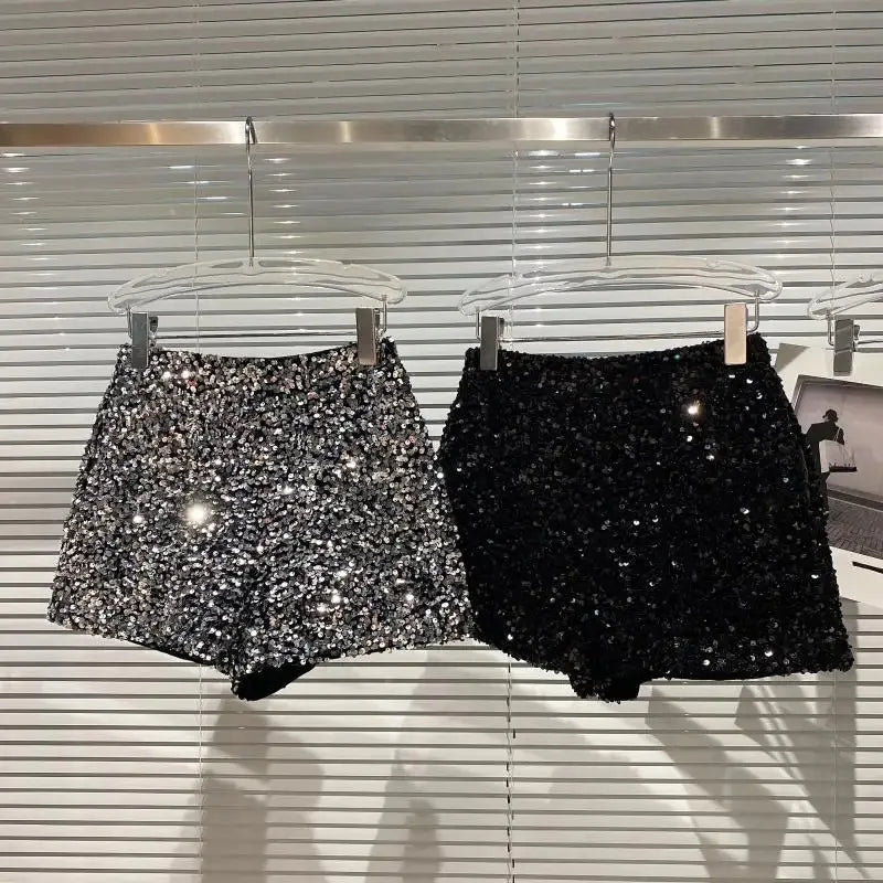 Shorts da donna “Spice Girls” con strass, zip frontale e dettagli suède – look glam estivo 2025