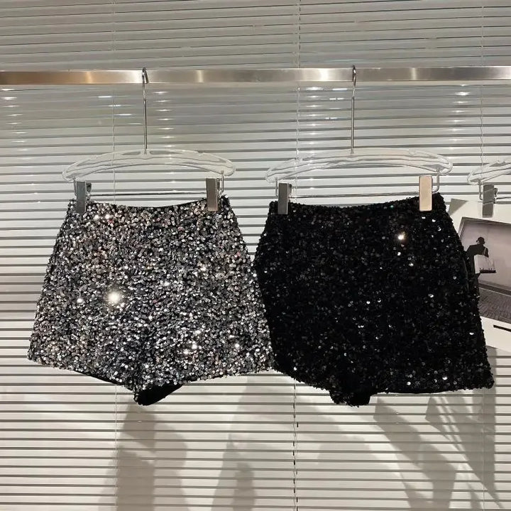 Shorts da donna “Spice Girls” con strass, zip frontale e dettagli suède – look glam estivo 2025