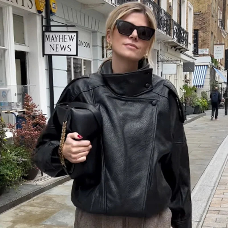Bomber corto donna effetto pelle con zip e collo alto - foto 12 della galleria