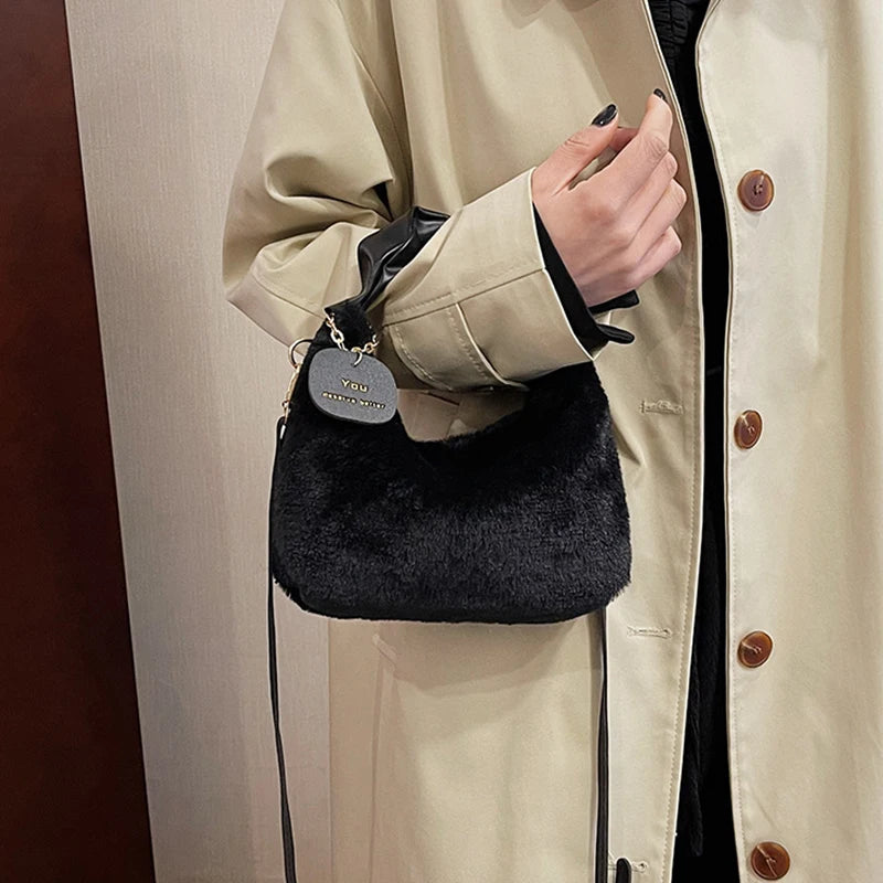 Borsa a mezzaluna in ecopelliccia donna – Hobo half-moon con manico arricciato e tracolla crossbody