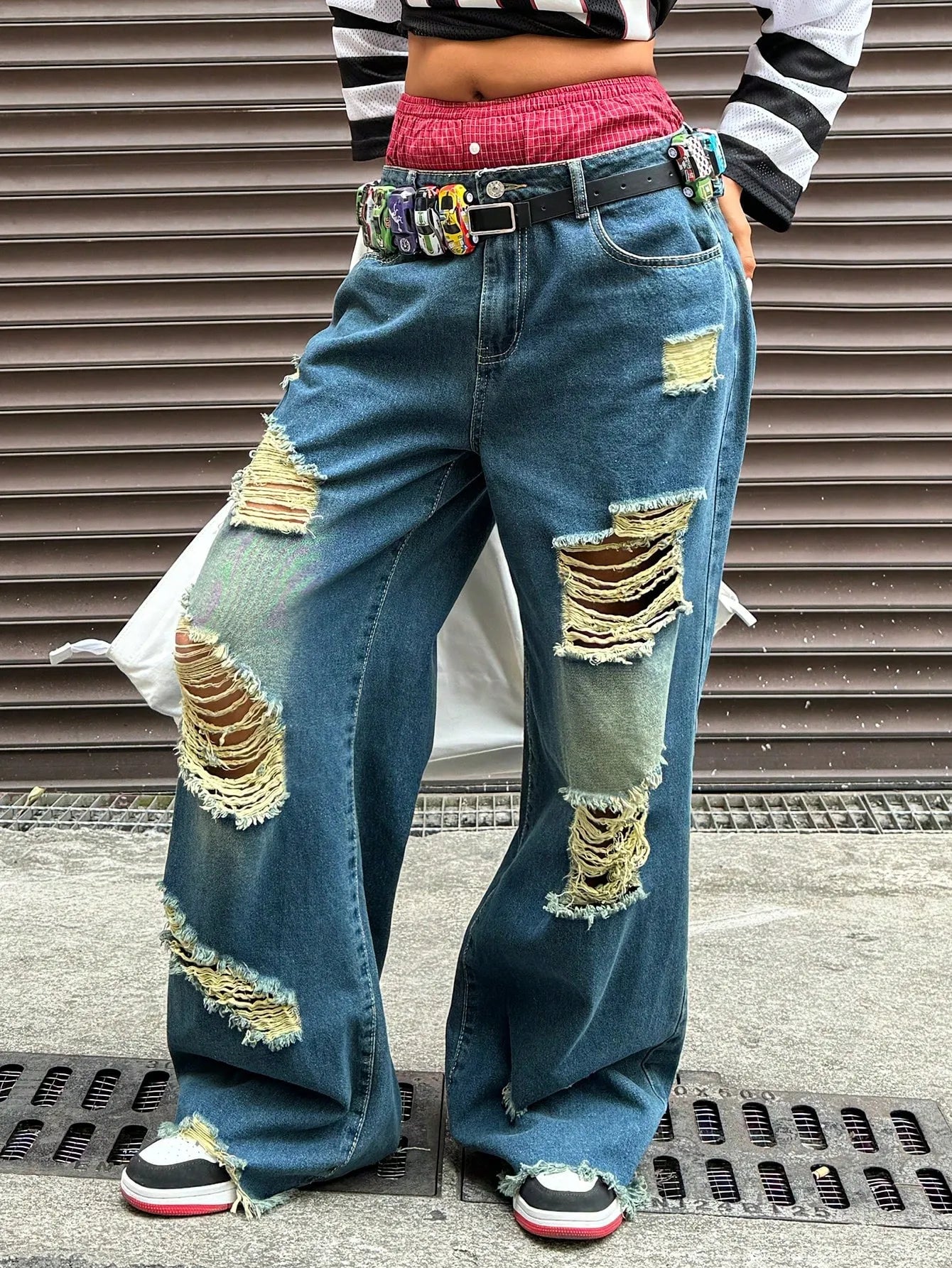 Jeans Donna Y2K Vita Alta con Strappi e Orlo a Taglio Vivo – Denim Streetwear per Look Urban e Ribelle