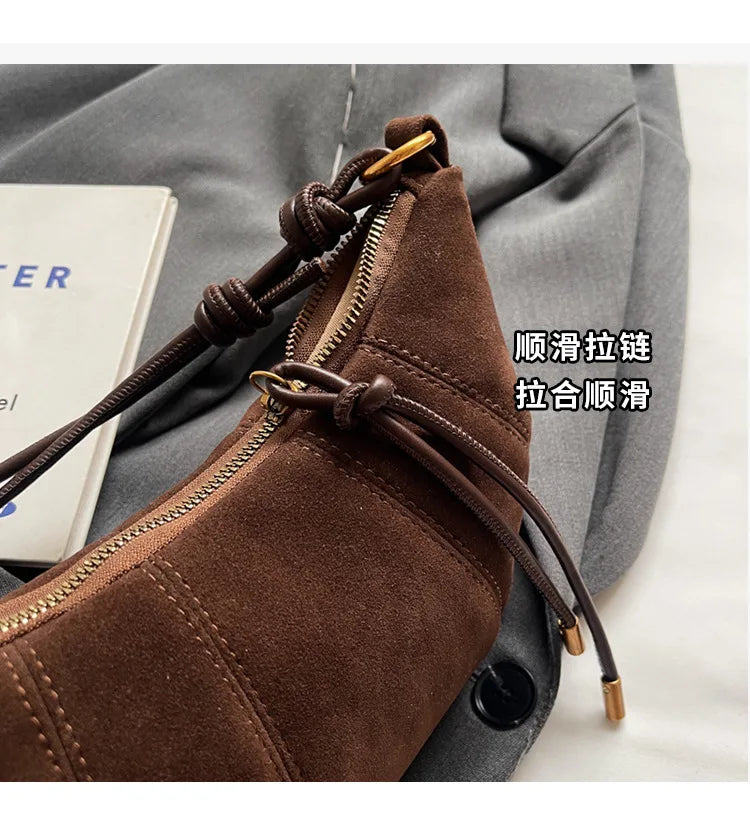 Borsetta baguette crossbody in velluto 2025 – stile western, zip e look raffinato minimal